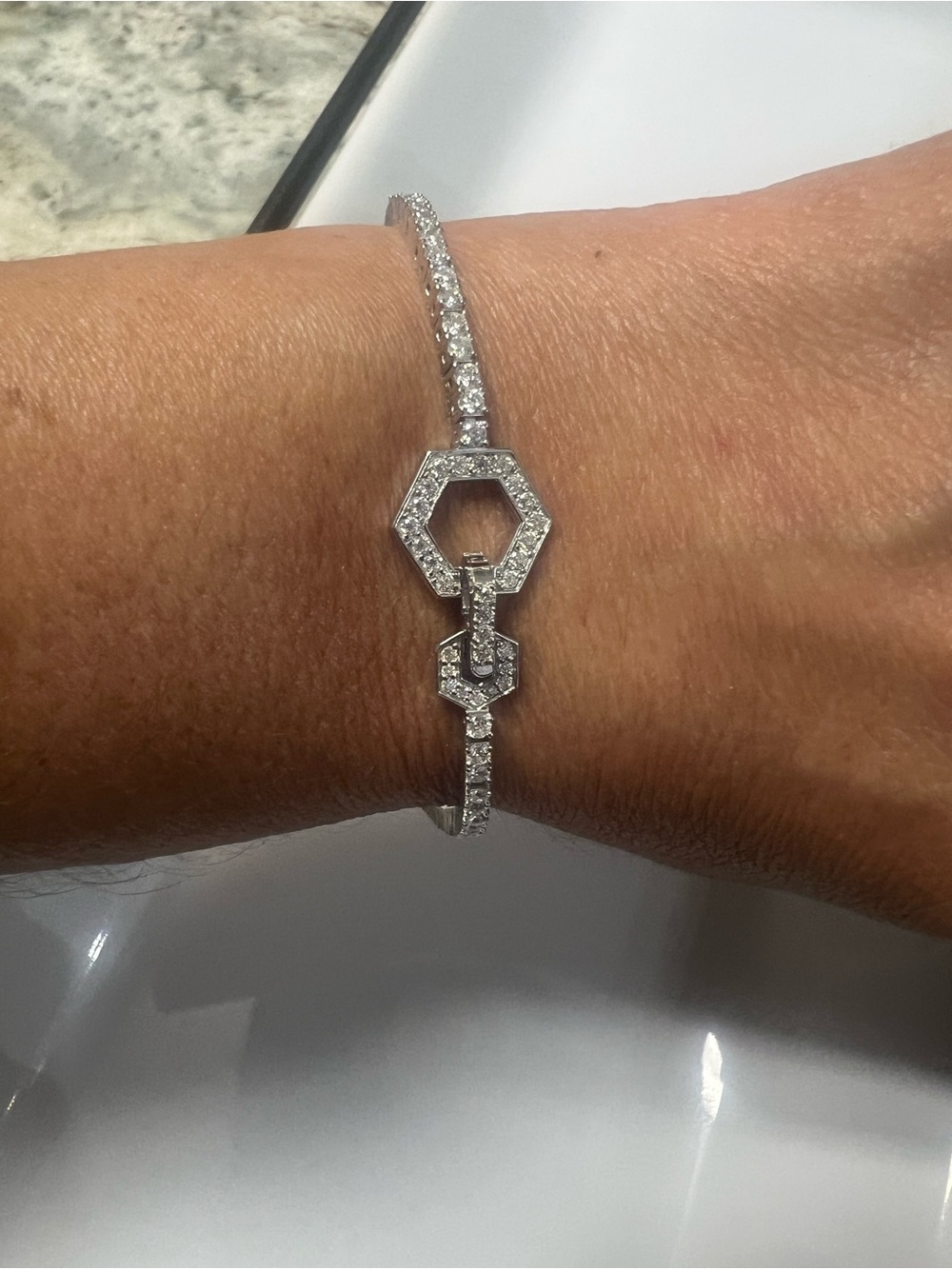 Latching on the bracelet